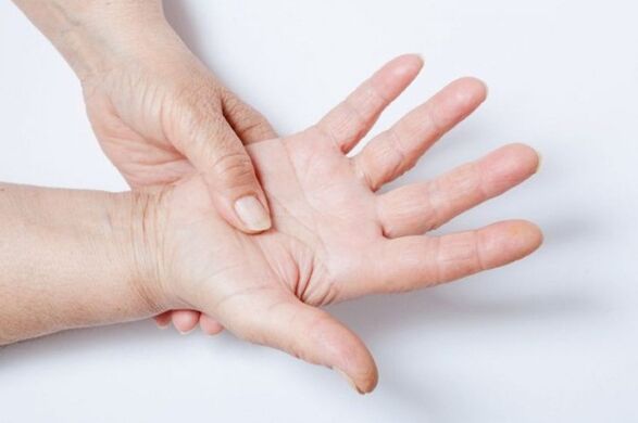 A kézzsibbadás az ágyéki osteochondrosis egyik tünete