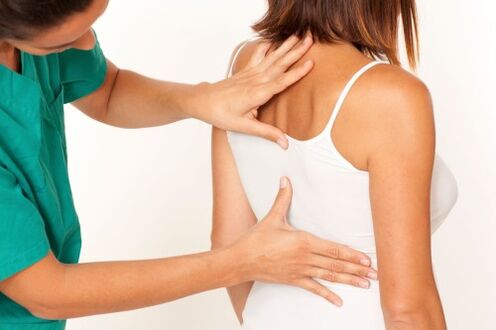 orvos megvizsgálja a hátat a gerinc osteochondrosisával