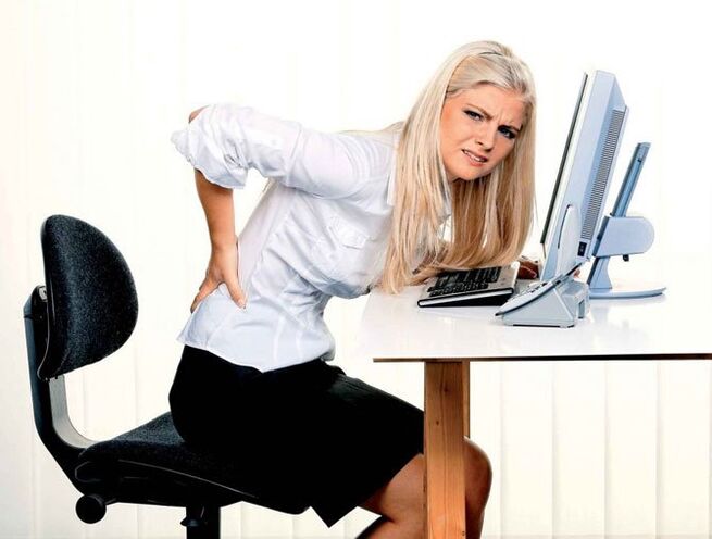 lánynak hátfájása van